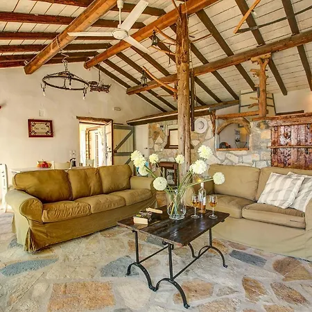 Scirocco & Folitsa Villa Agnítsini